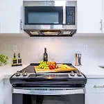 Tropical | 8Ppl | Top Location | Parking | Laundry