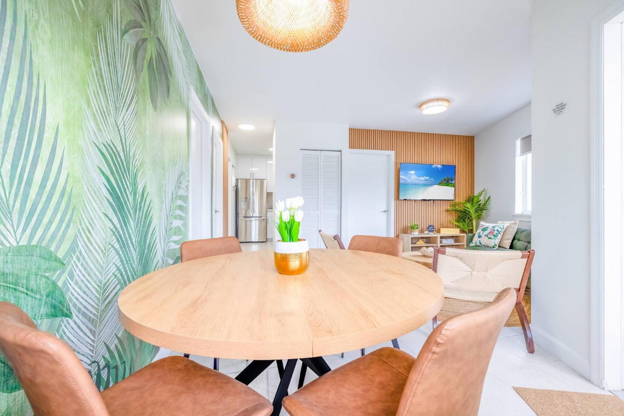 Tropical | 8ppl | Location | Parking | Laundry